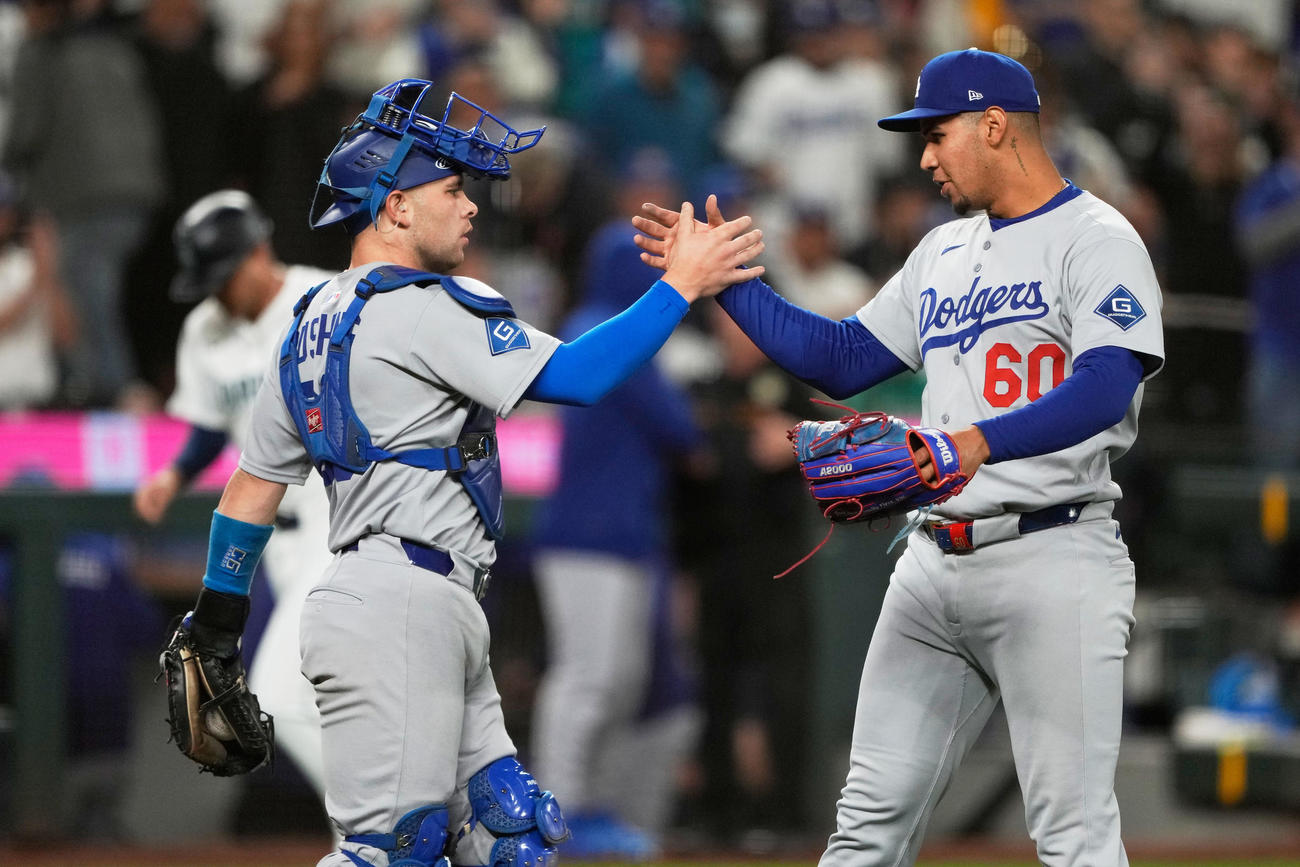 ラッシング（左）と勝利を喜び合うドジャースのエドガルド・エンリケス（AP）