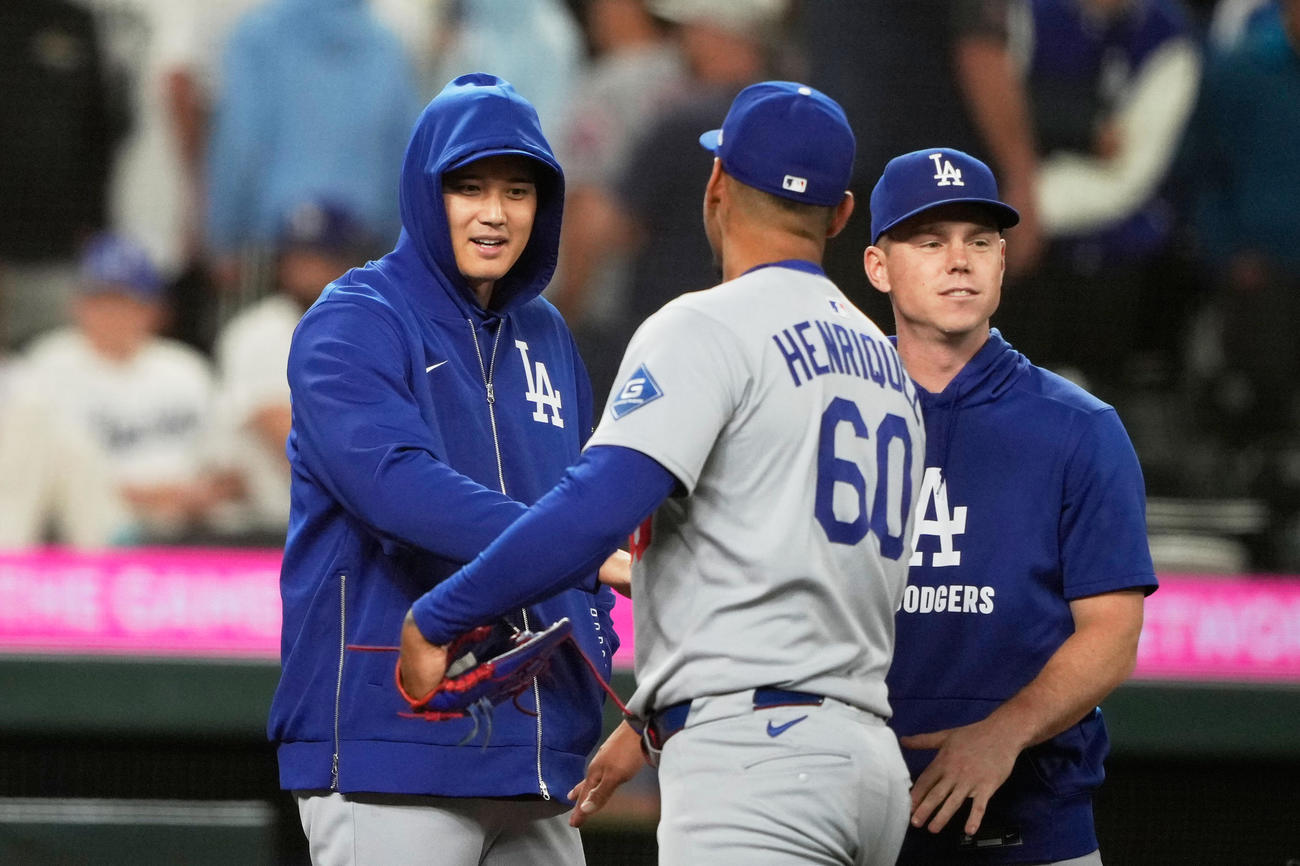 大谷翔平（左）、ウィル・スミス（右）と勝利後、祝福し合うドジャースのエドガルド・エンリケス（AP）