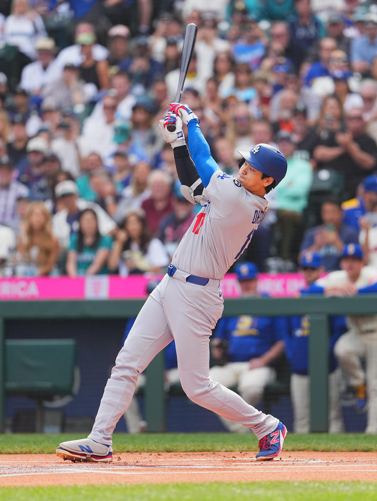 マリナーズ対ドジャース　1回表ドジャース無死、右二塁打を放つ大谷（撮影・菅敏）