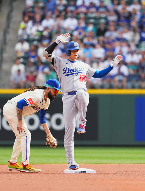 マリナーズ対ドジャース　1回表ドジャース無死、右二塁打を放ち、ポーズをとる大谷（撮影・菅敏）