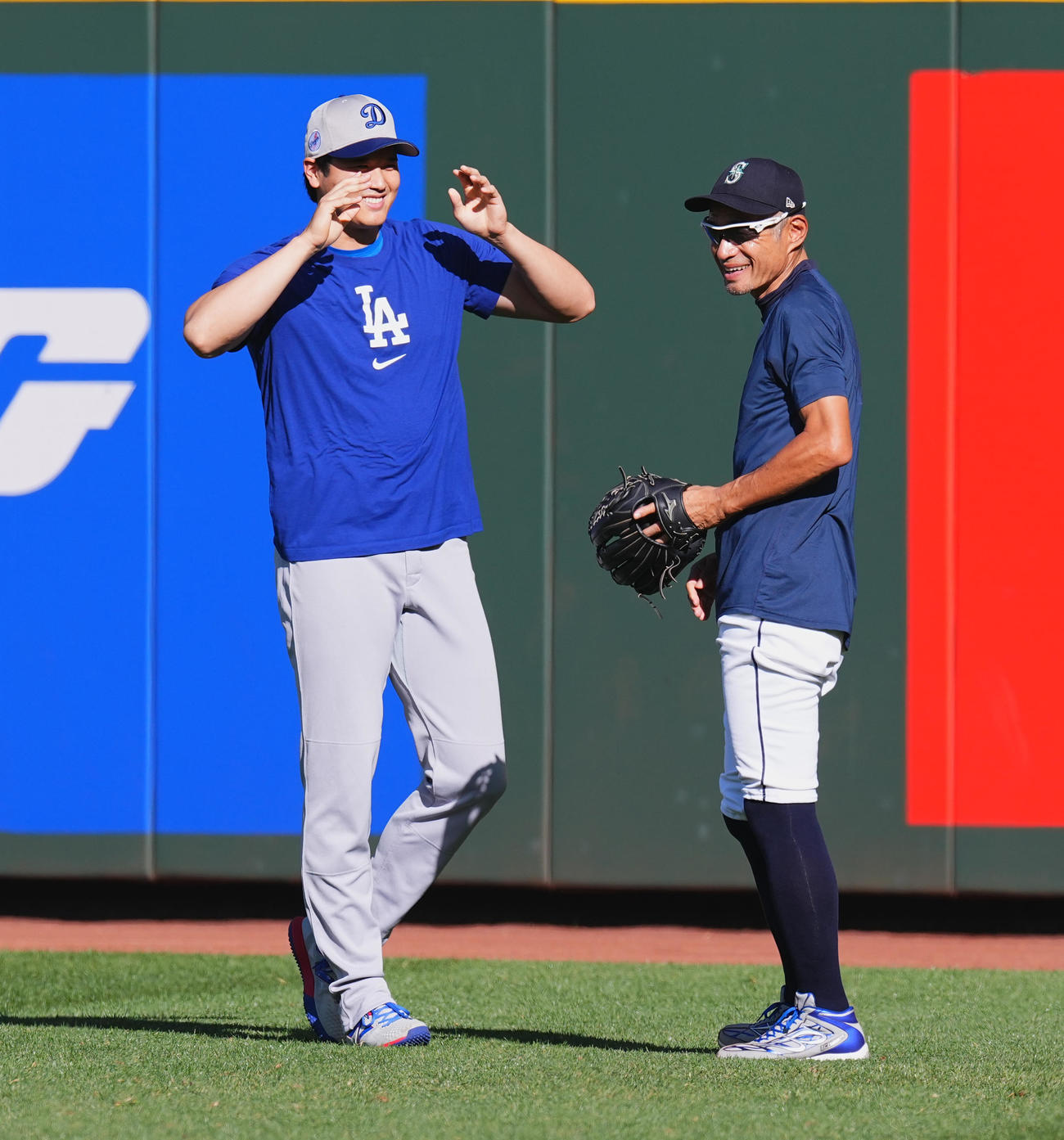 マリナーズ対ドジャース　試合前、イチロー氏（右）にあいさつするドジャース大谷（撮影・菅敏）