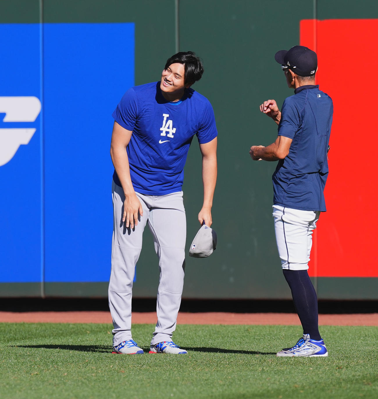 マリナーズ対ドジャース　試合前、イチロー氏（右）にあいさつするドジャース大谷（撮影・菅敏）