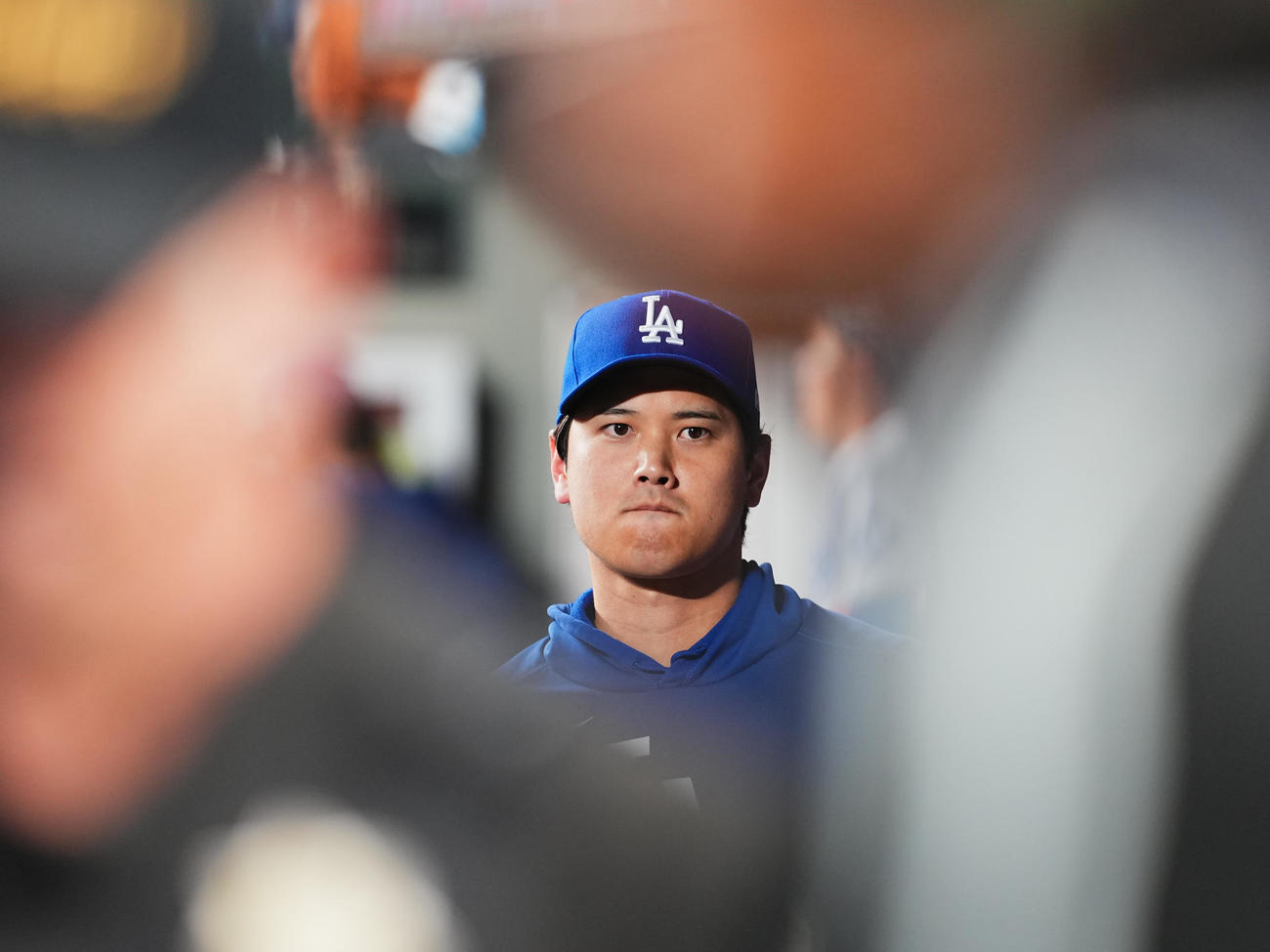 マリナーズ対ドジャース　スタメンから外れ、ベンチから試合を見守るドジャース大谷（撮影・菅敏）