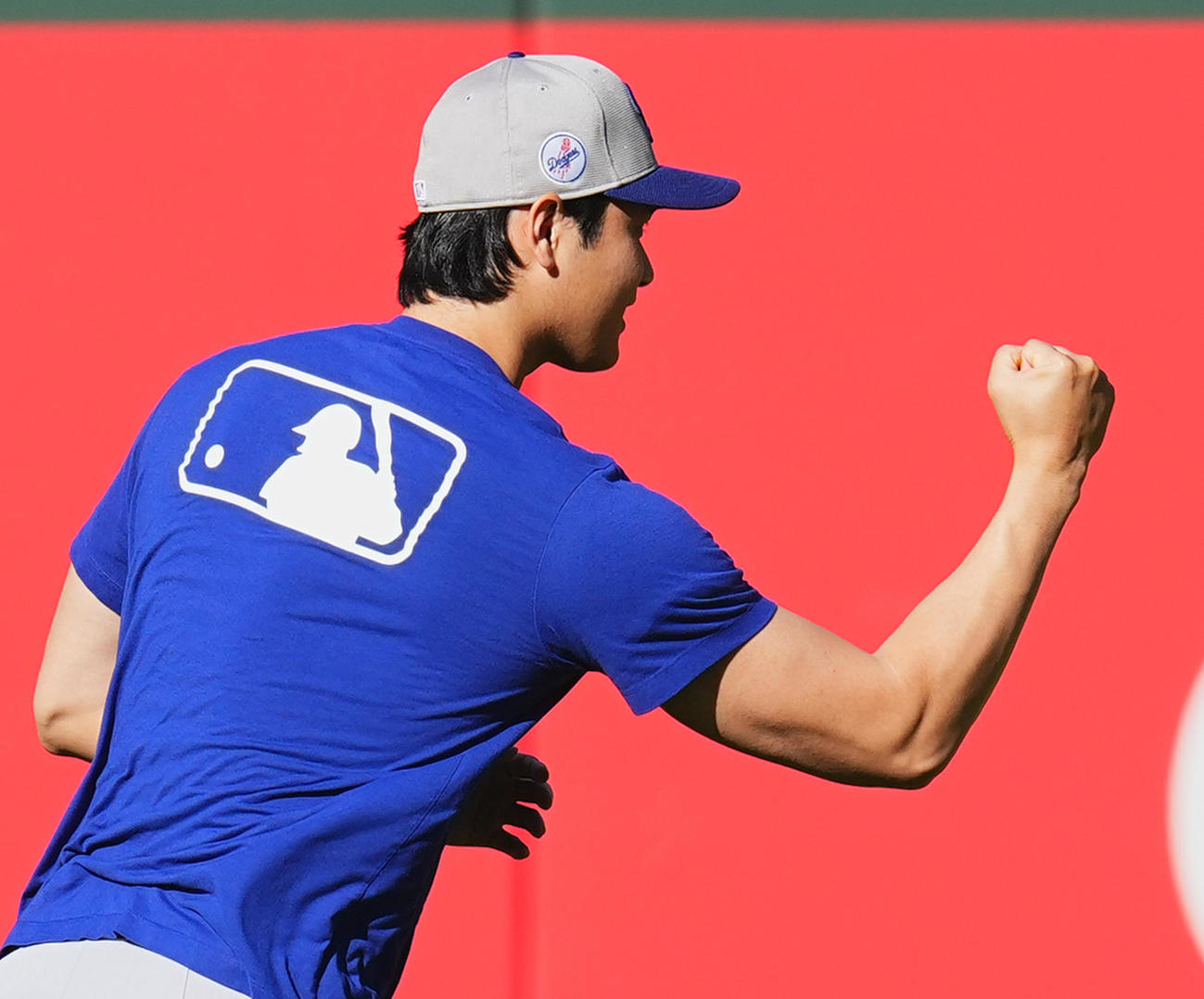 マリナーズ対ドジャース　試合前、フィールドを走りながらガッツポーズを見せるドジャース大谷（撮影・菅敏）