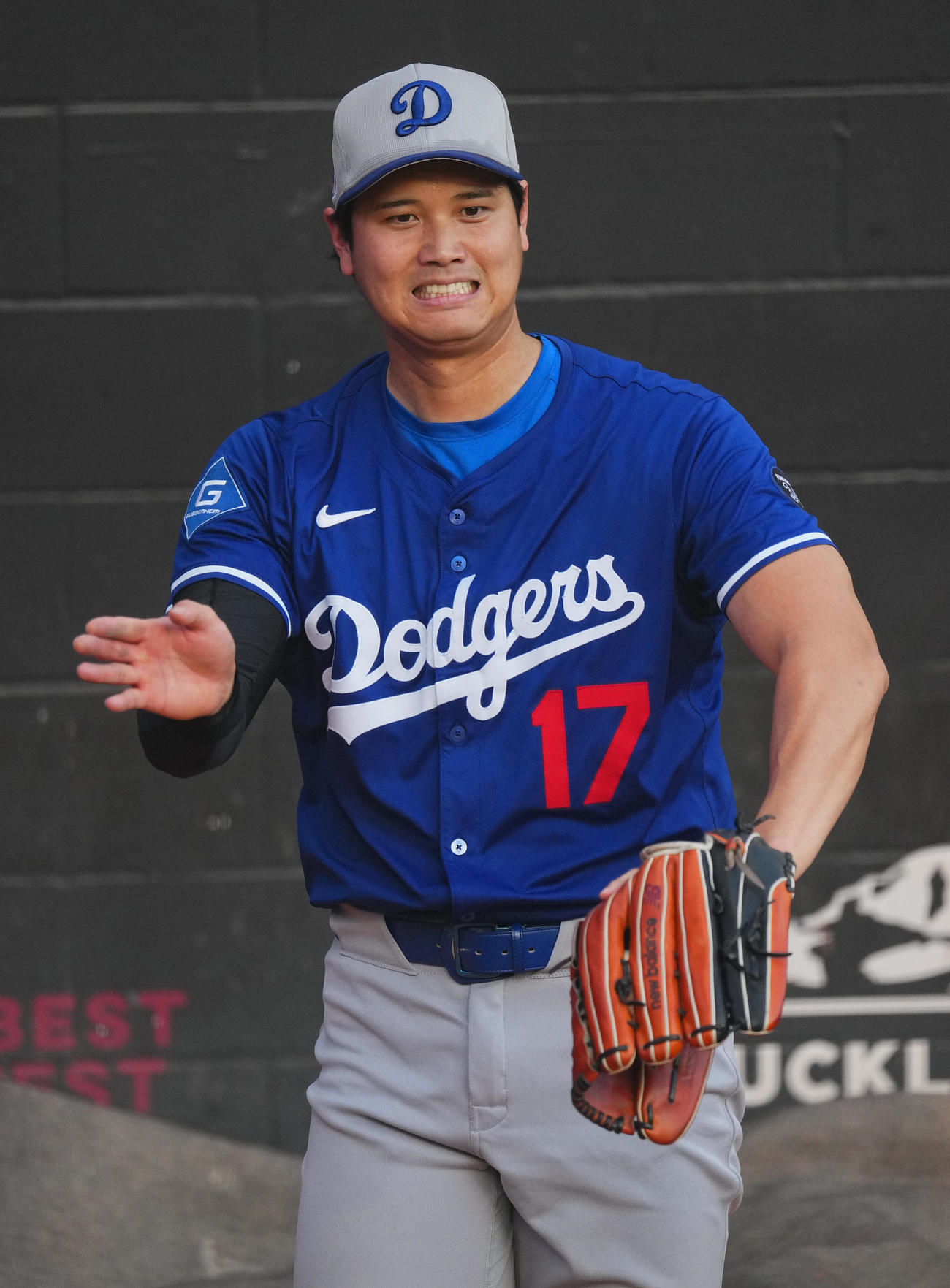 マリナーズ対ドジャース　試合前、ブルペンで投球練習をするドジャース大谷（撮影・菅敏）