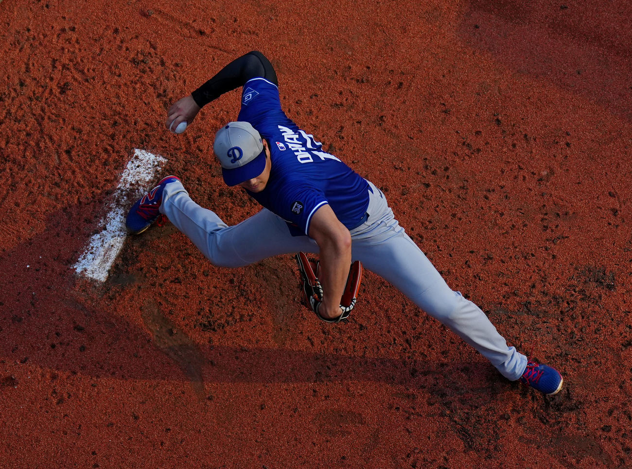 マリナーズ対ドジャース　試合前、ブルペンで投球練習をするドジャース大谷（撮影・菅敏）