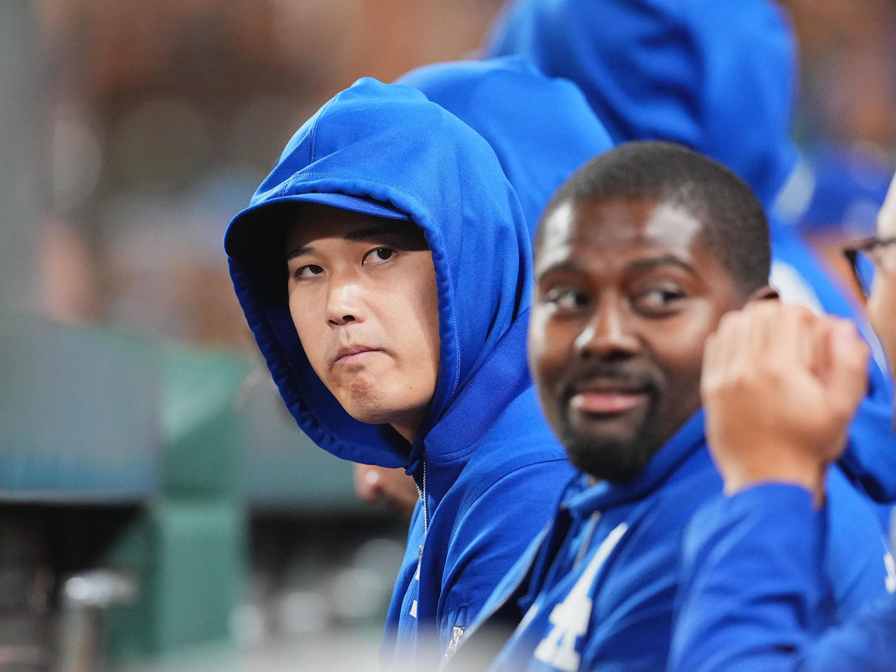 マリナーズ対ドジャース　スタメンから外れ、ベンチから試合を見守るドジャース大谷（左）（撮影・菅敏）