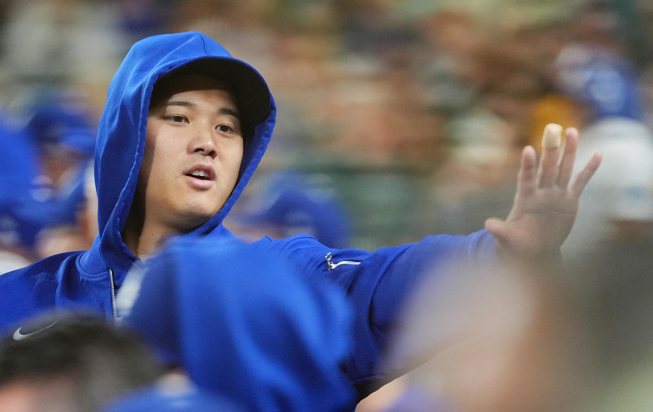 マリナーズ対ドジャース　ベンチでナインを迎えるドジャース大谷（撮影・菅敏）