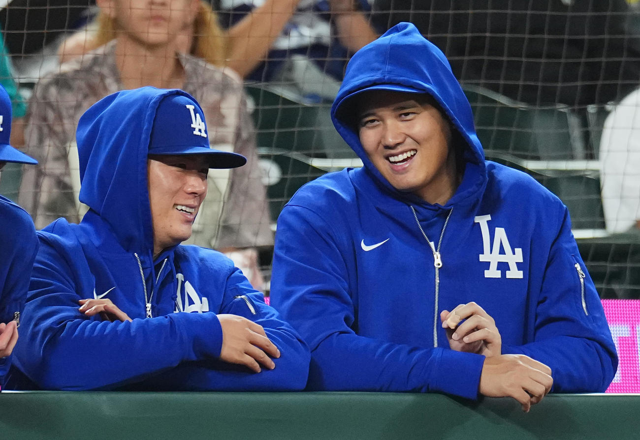 マリナーズ対ドジャース　ベンチで山本（左）と話すドジャース大谷（撮影・菅敏）