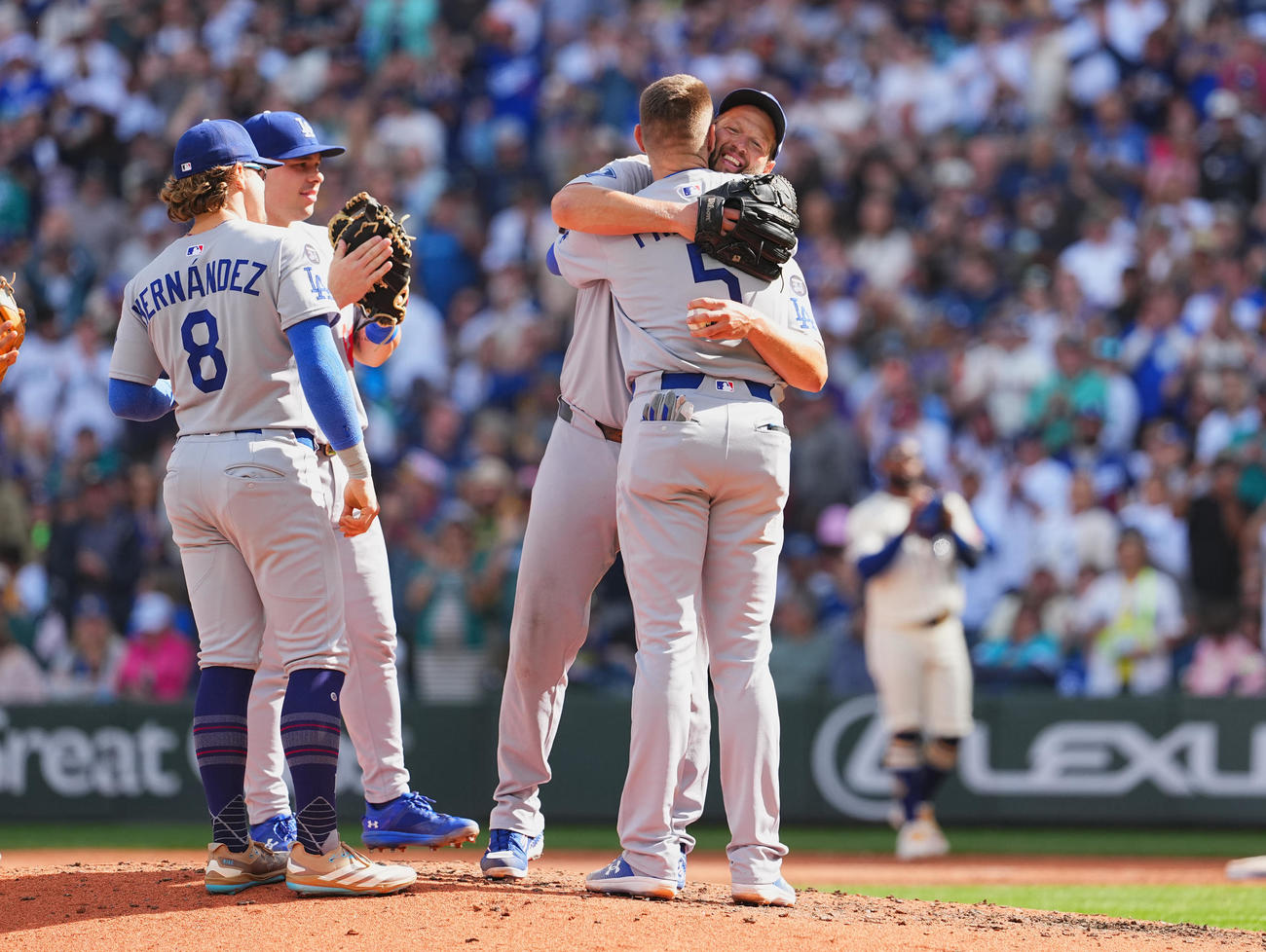 マリナーズ対ドジャース　6回途中、降板するドジャース・カーショーは、マウンドでフリーマン（右から2人目）とハグする（撮影・菅敏）