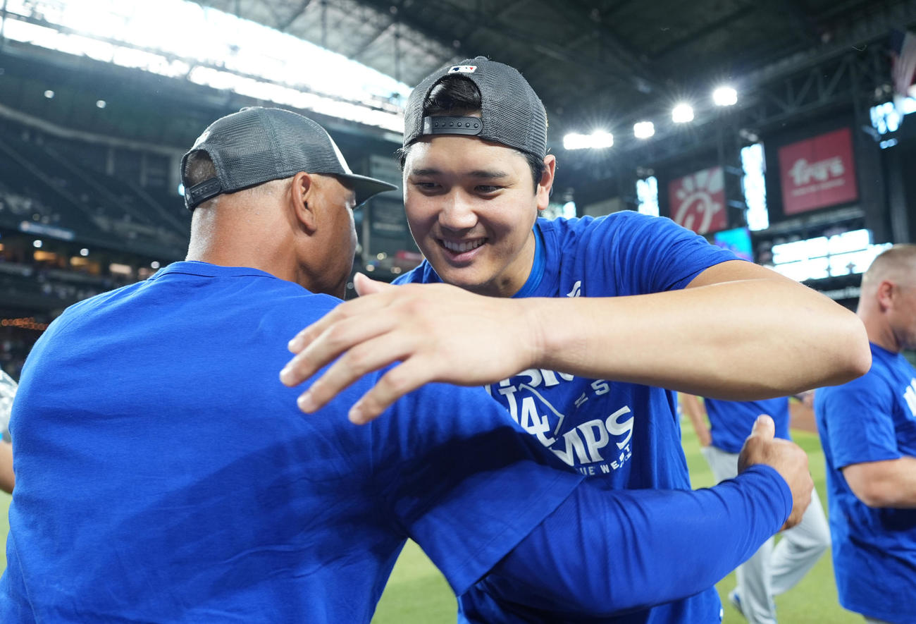 25日のダイヤモンドバックス対ドジャース　地区優勝を決め、ロバーツ監督（左）とハグするドジャース大谷（撮影・菅敏）