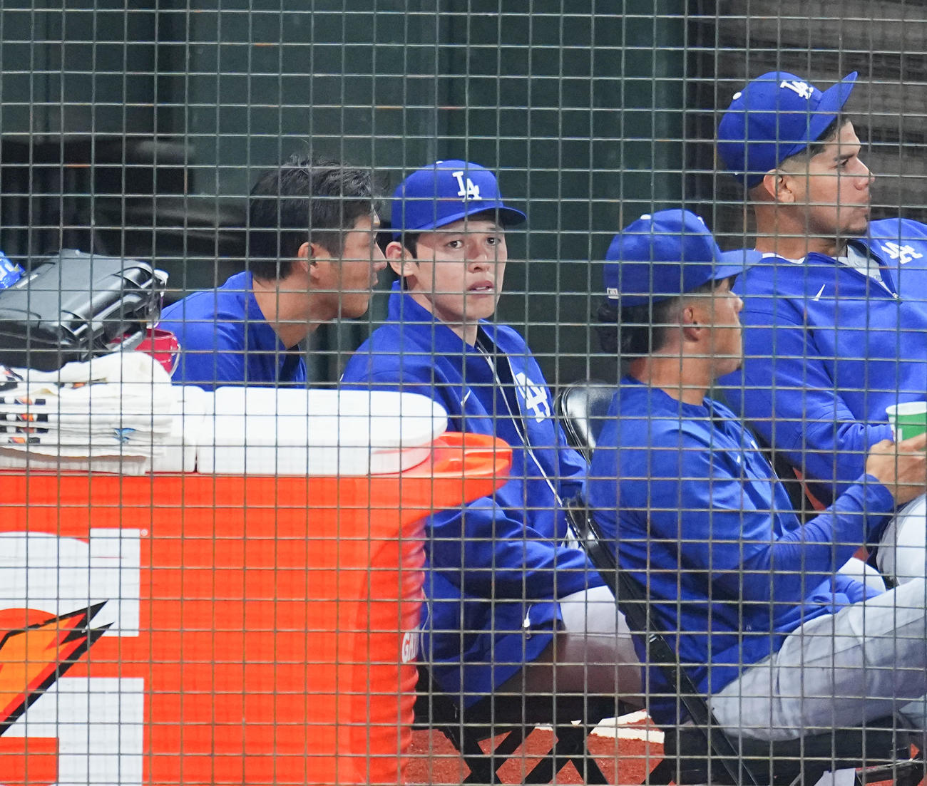 試合中、ブルペンで待機するドジャース佐々木（左から2人目)（2025年9月24日撮影・菅敏）