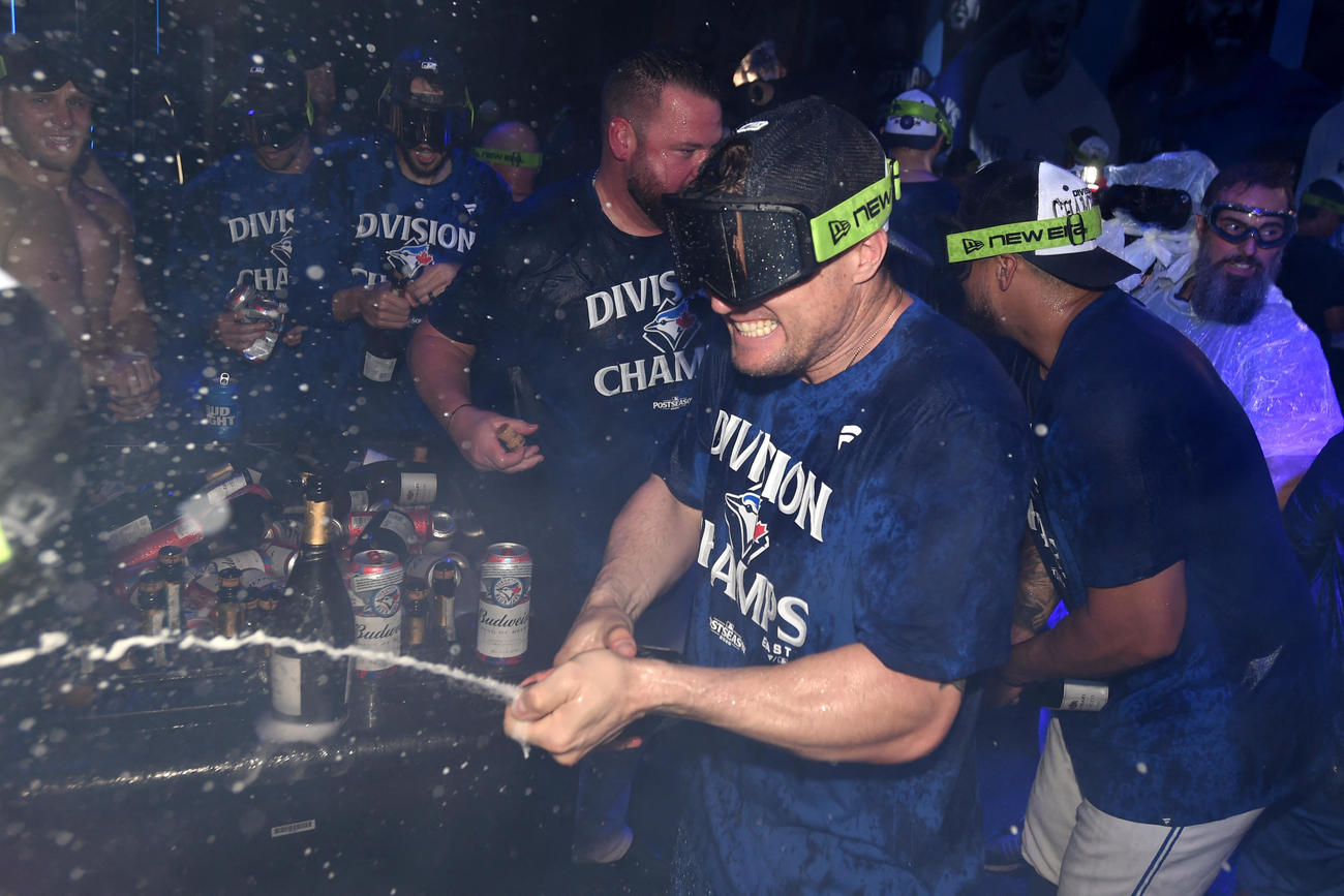 ア・リーグ東地区優勝を決めシャンパンファイトで喜びを爆発させるブルージェイズの選手たち（ロイター）