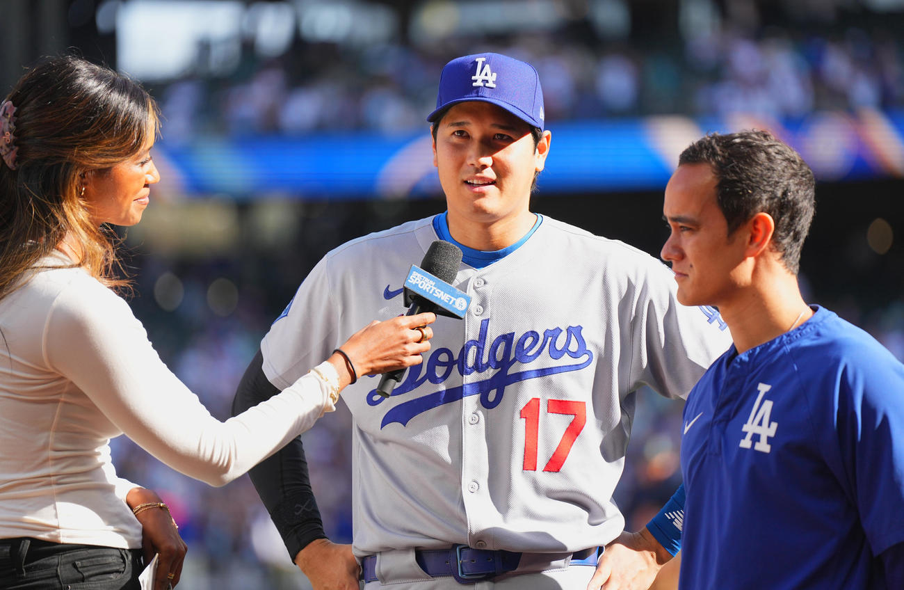 マリナーズ対ドジャース　試合後、インタビューに応じるドジャース大谷（中央）（撮影・菅敏）