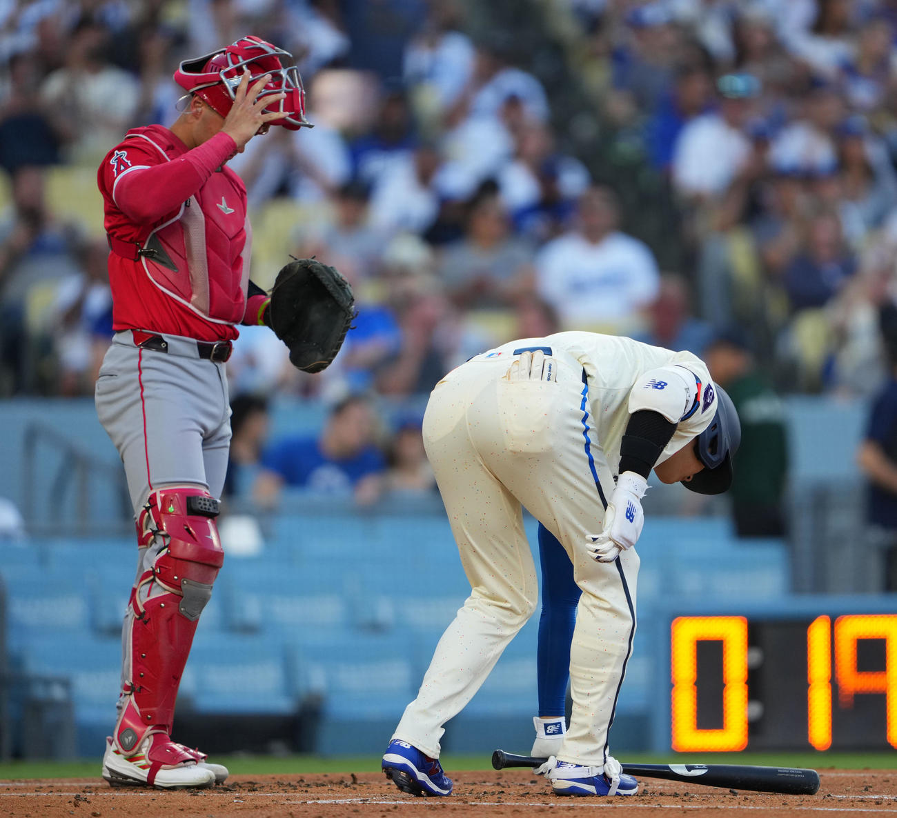 ドジャース大谷翔平（右）は打席でバットを使って足の位置を確認する（2024年6月撮影）