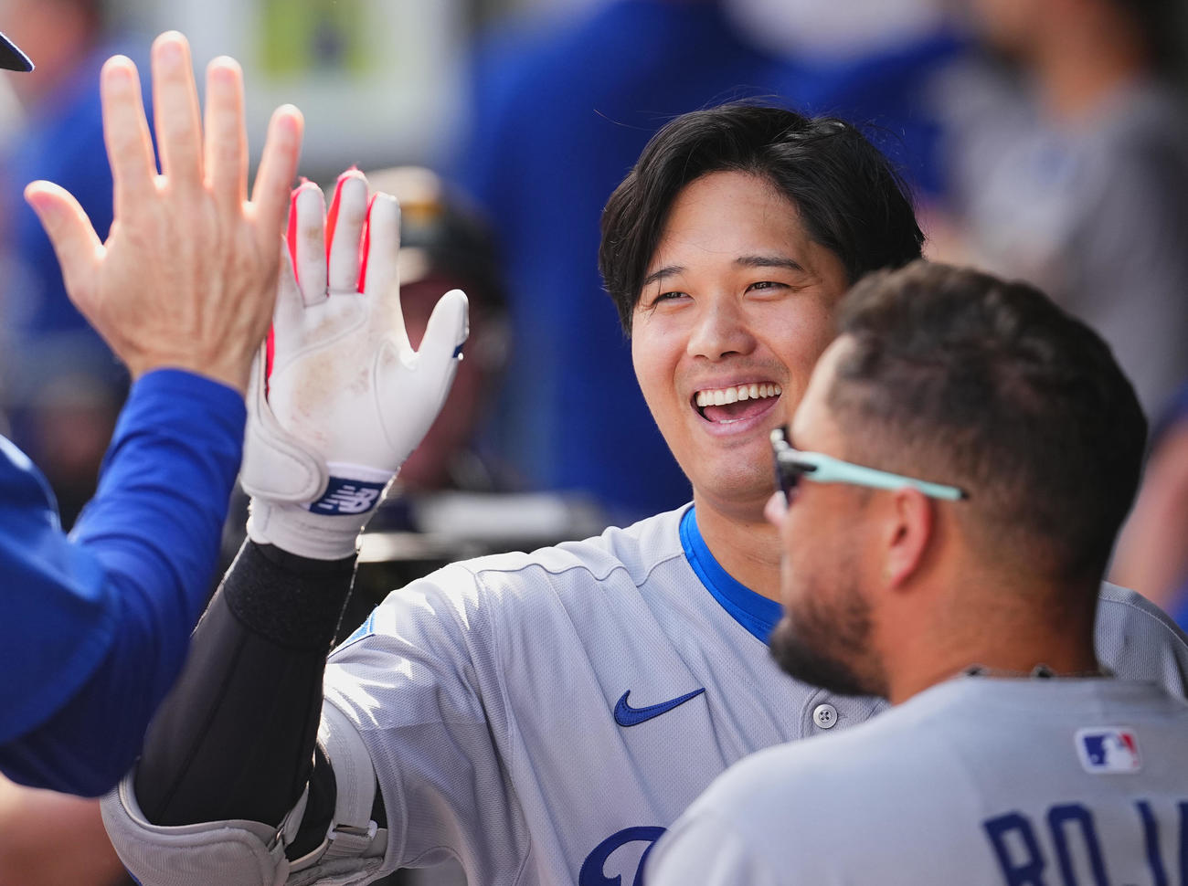 マリナーズ対ドジャース　7回表ドジャース2死、中越えに55号ソロ本塁打を放ち、ベンチで笑顔を見せる大谷（撮影・菅敏）