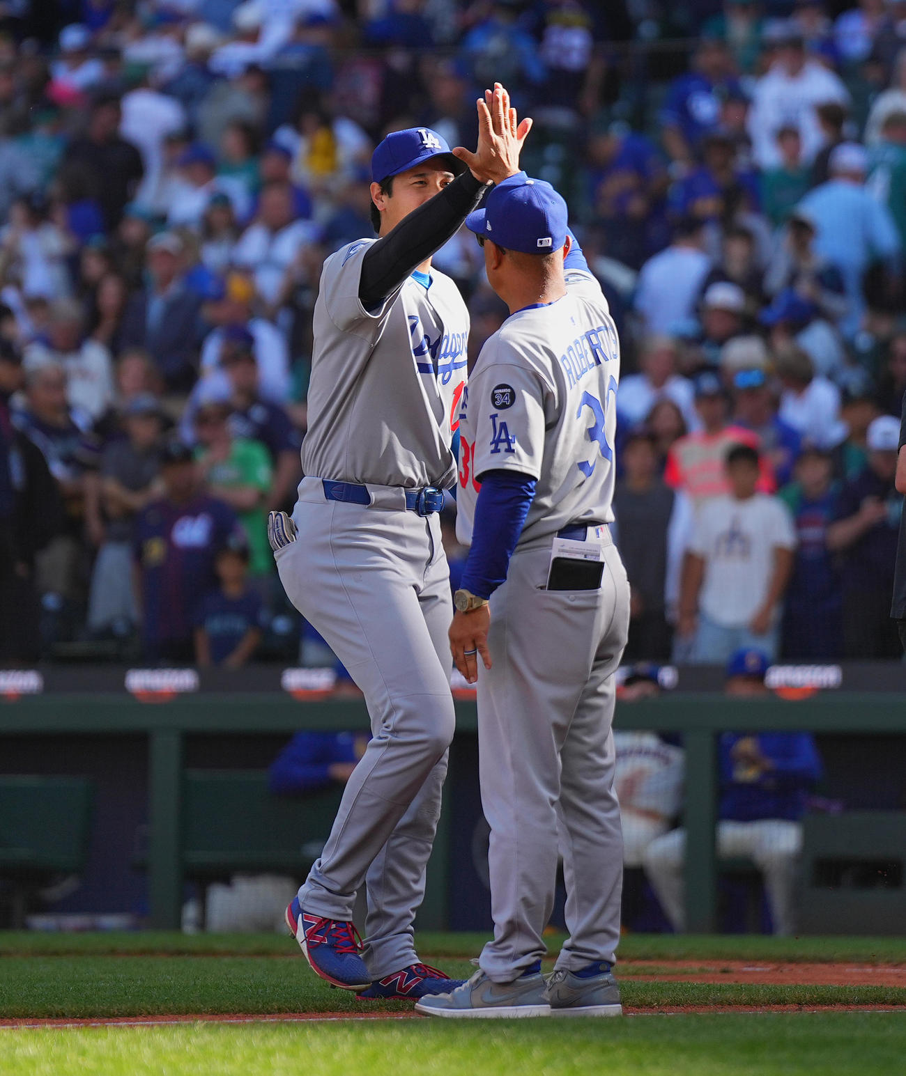マリナーズ対ドジャース　マリナーズに勝利し、ロバーツ監督（右）とタッチをするドジャース大谷（撮影・菅敏）