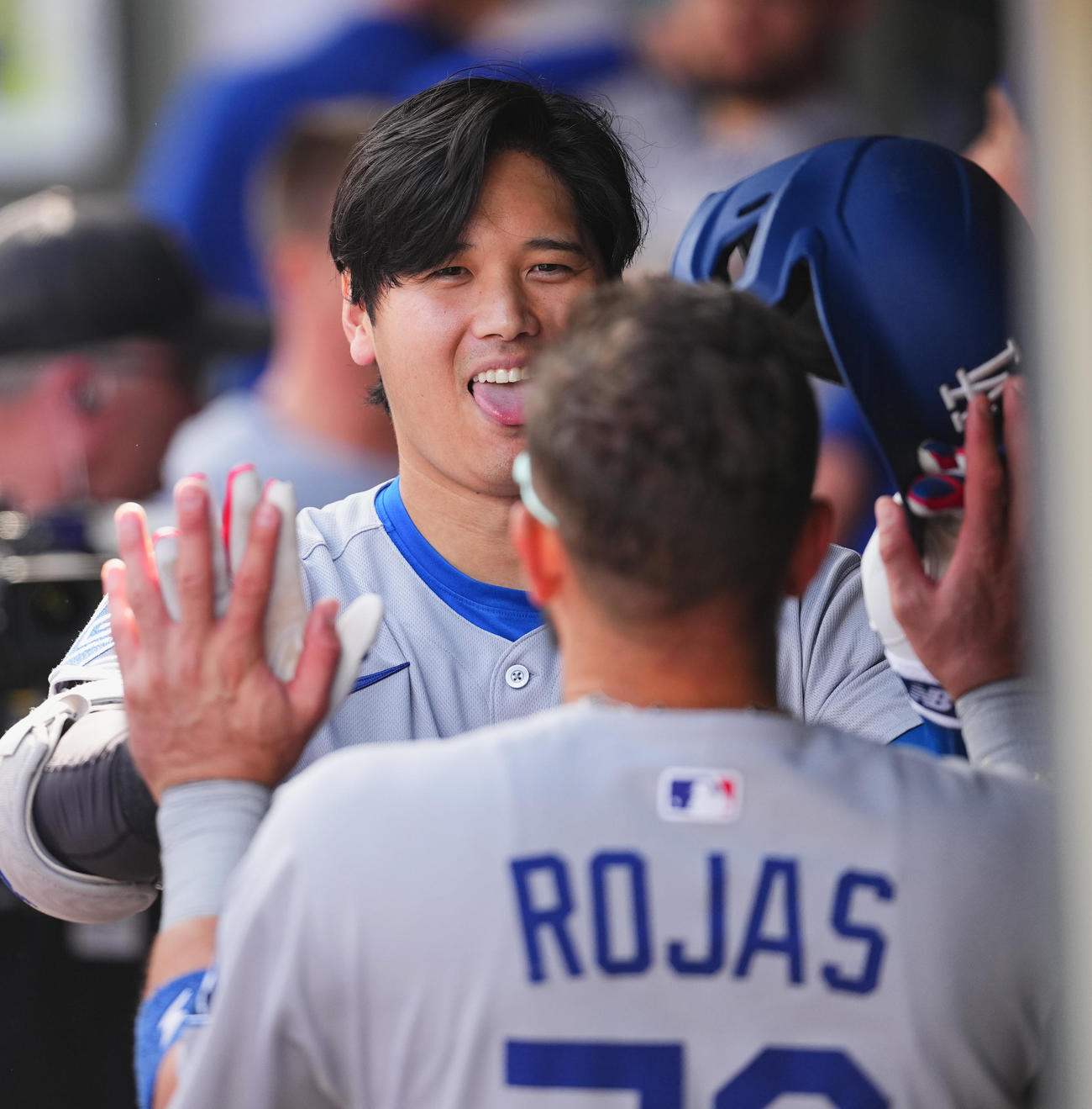 マリナーズ対ドジャース　7回表ドジャース2死、中越えに55号ソロ本塁打を放ち、ロハス（手前）とポーズをとる大谷（撮影・菅敏）