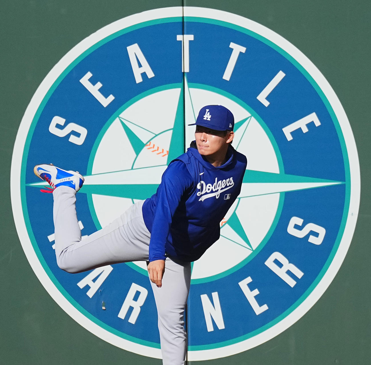マリナーズ対ドジャース　試合前、キャッチボールをするドジャース山本（撮影・菅敏）