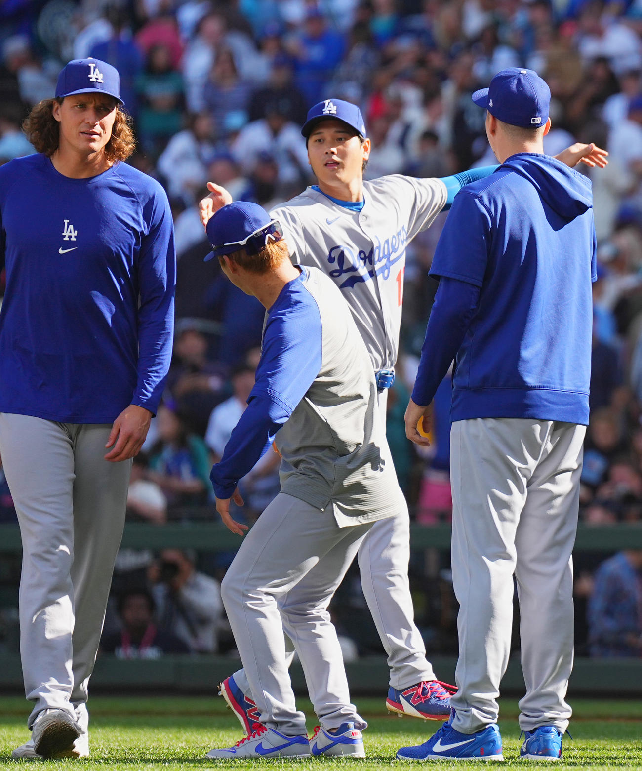マリナーズ対ドジャース　マリナーズに勝利し、山本（手前）におどけてタッチをするドジャース大谷（撮影・菅敏）