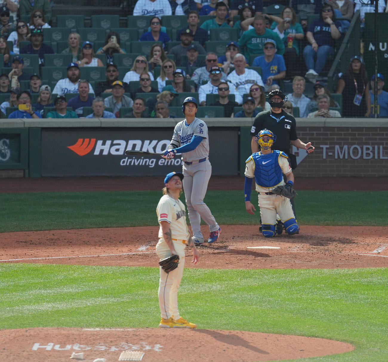 マリナーズ対ドジャース　7回表ドジャース2死、中越えに55号ソロ本塁打を放つ大谷（撮影・菅敏）