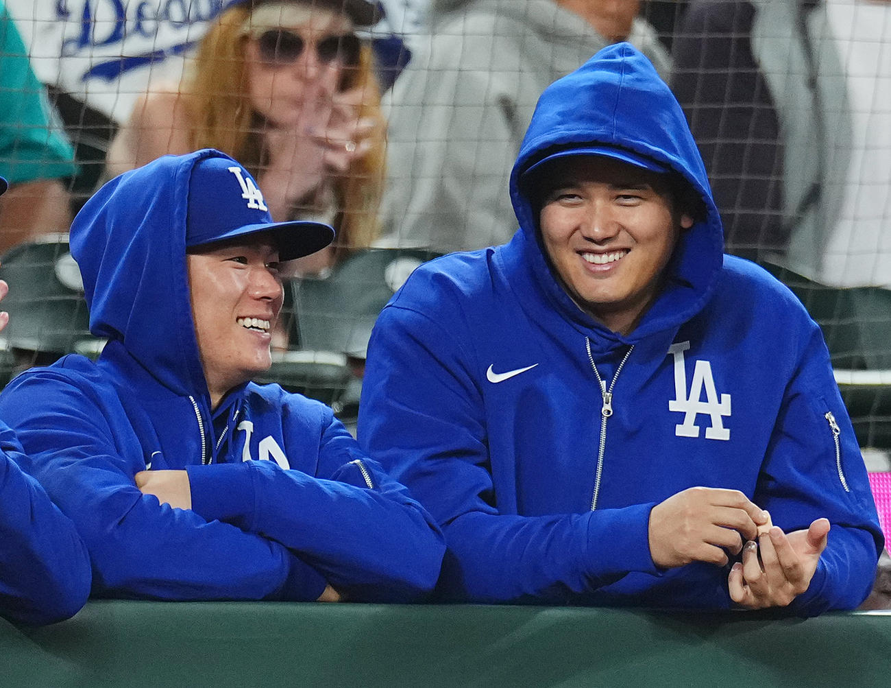 マリナーズ対ドジャース　ベンチで山本（左）と話すドジャース大谷（2025年9月25日撮影）