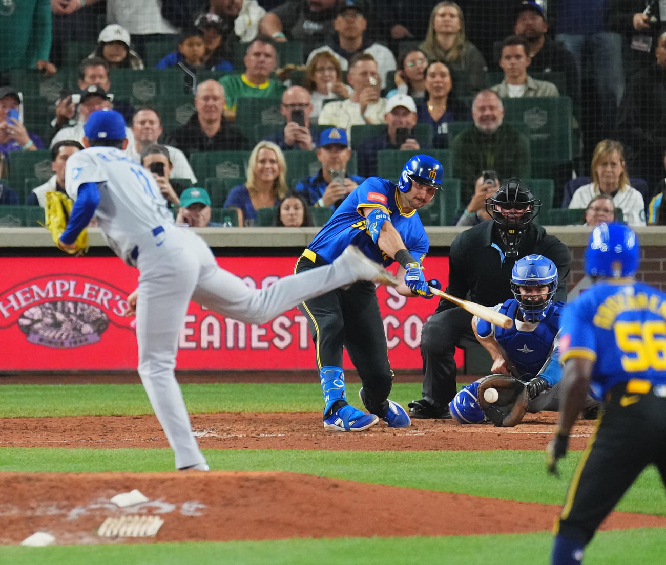 25年9月26日　マリナーズ対ドジャース　7回裏マリナーズ2死二塁、ローリーを空振りの三振に仕留める佐々木（撮影・菅敏）