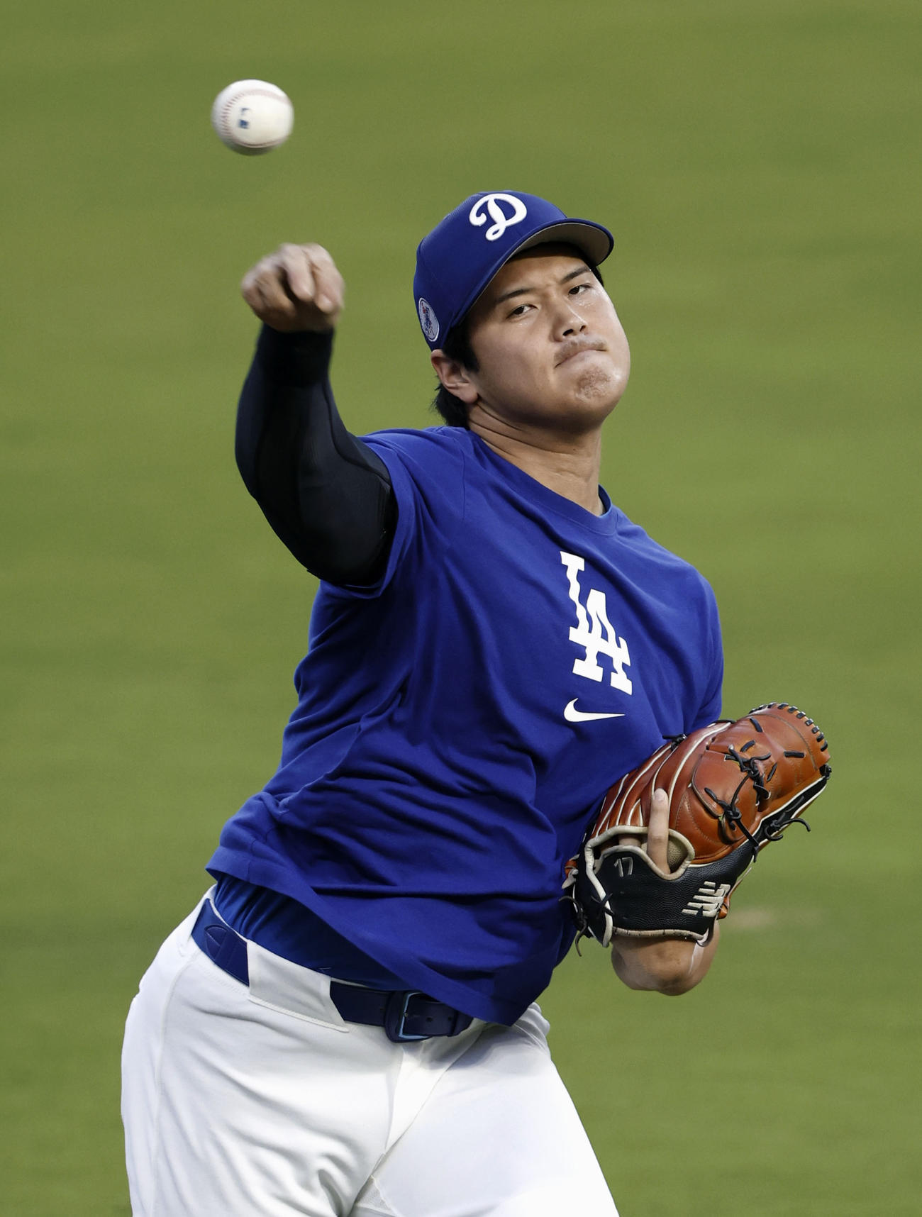キャッチボールするドジャース大谷（共同）