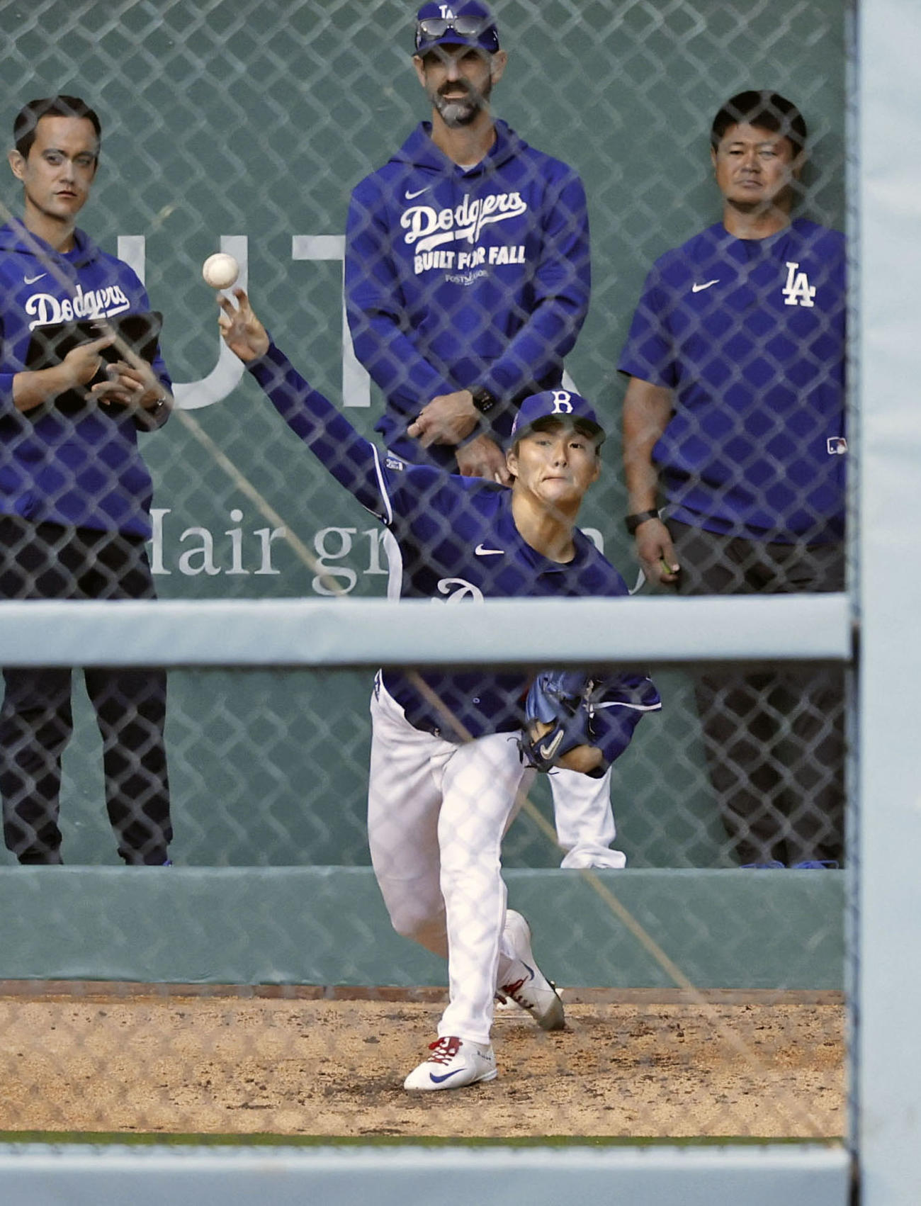 ブルペンで投球練習するドジャース山本（共同）