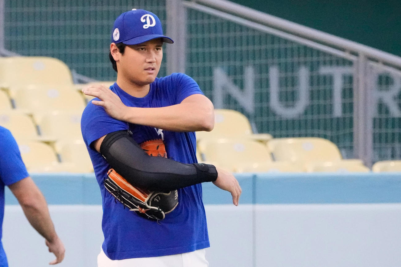 ポストシーズン開幕前日に調整するドジャース大谷翔平（AP）