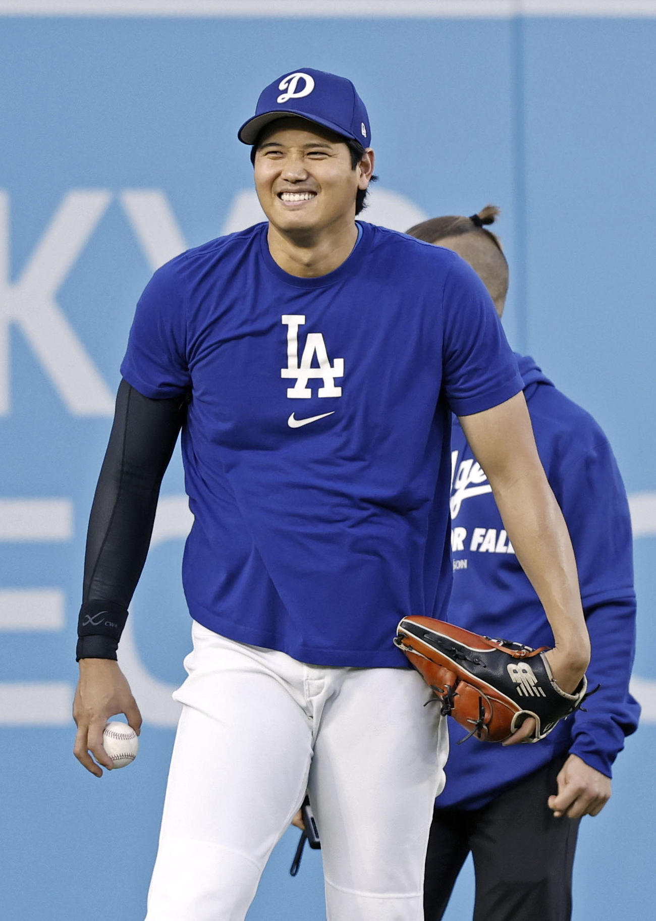キャッチボール中、笑顔を見せるドジャース大谷（共同）