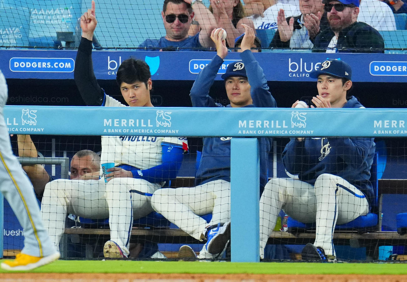ドジャース大谷翔平（左）、山本由伸（中央）、佐々木朗希