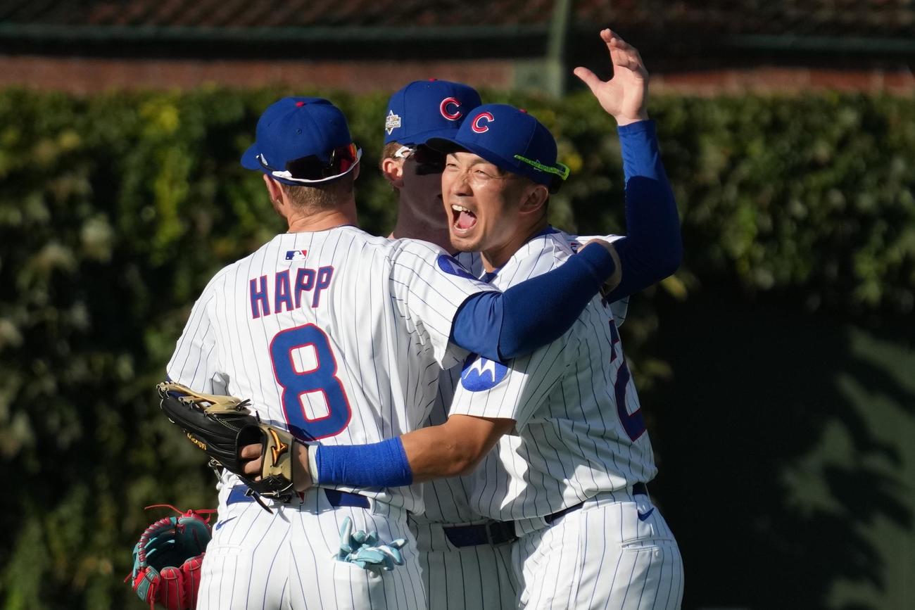 カブス－パドレス　パドレスに先勝して喜ぶ鈴木誠也らカブスの選手たち（AP）