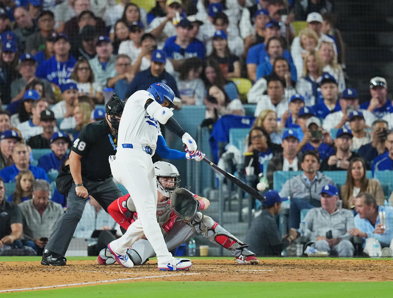 ドジャース対レッズ　6回裏ドジャース2死一塁、右中間にこの試合2本目となる2点本塁打を放つ大谷（撮影・菅敏）