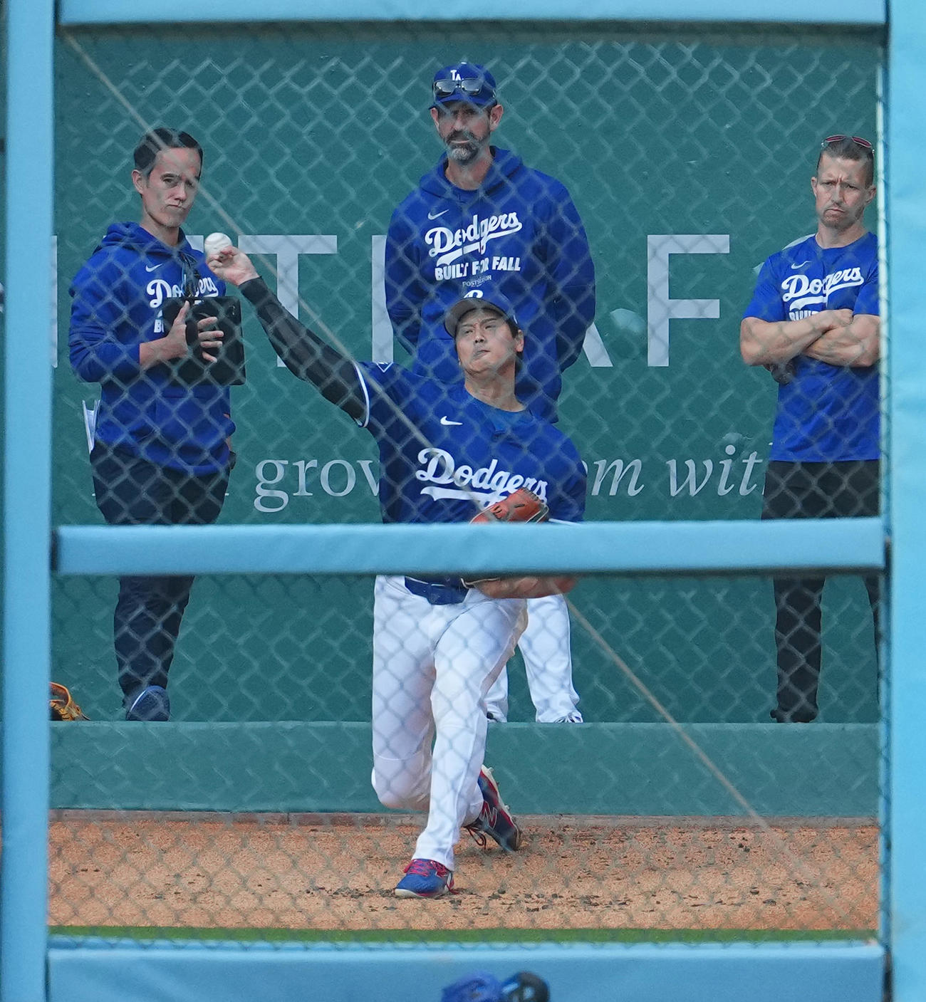 ドジャース対レッズ　試合前、ブルペンで投球練習をする大谷（撮影・菅敏）