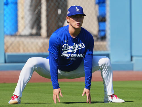 ドジャース対レッズ　試合前にストレッチをするドジャース山本（撮影・菅敏）