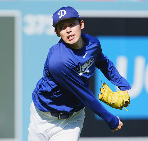 ドジャース対レッズ　試合前、キャッチボールをするドジャース佐々木（撮影・菅敏）