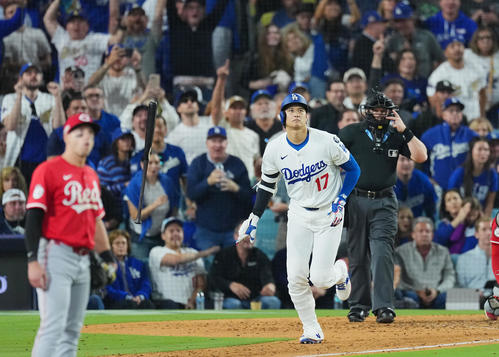 ドジャース対レッズ　6回裏ドジャース2死一塁、右中間にこの試合2本目となる2点本塁打を放つ大谷（撮影・菅敏）