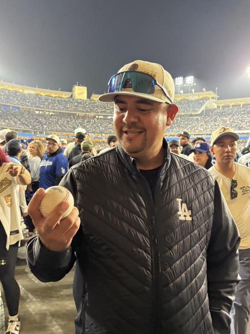 ドジャース大谷のホームランボールを手にするリック・シエラさん
