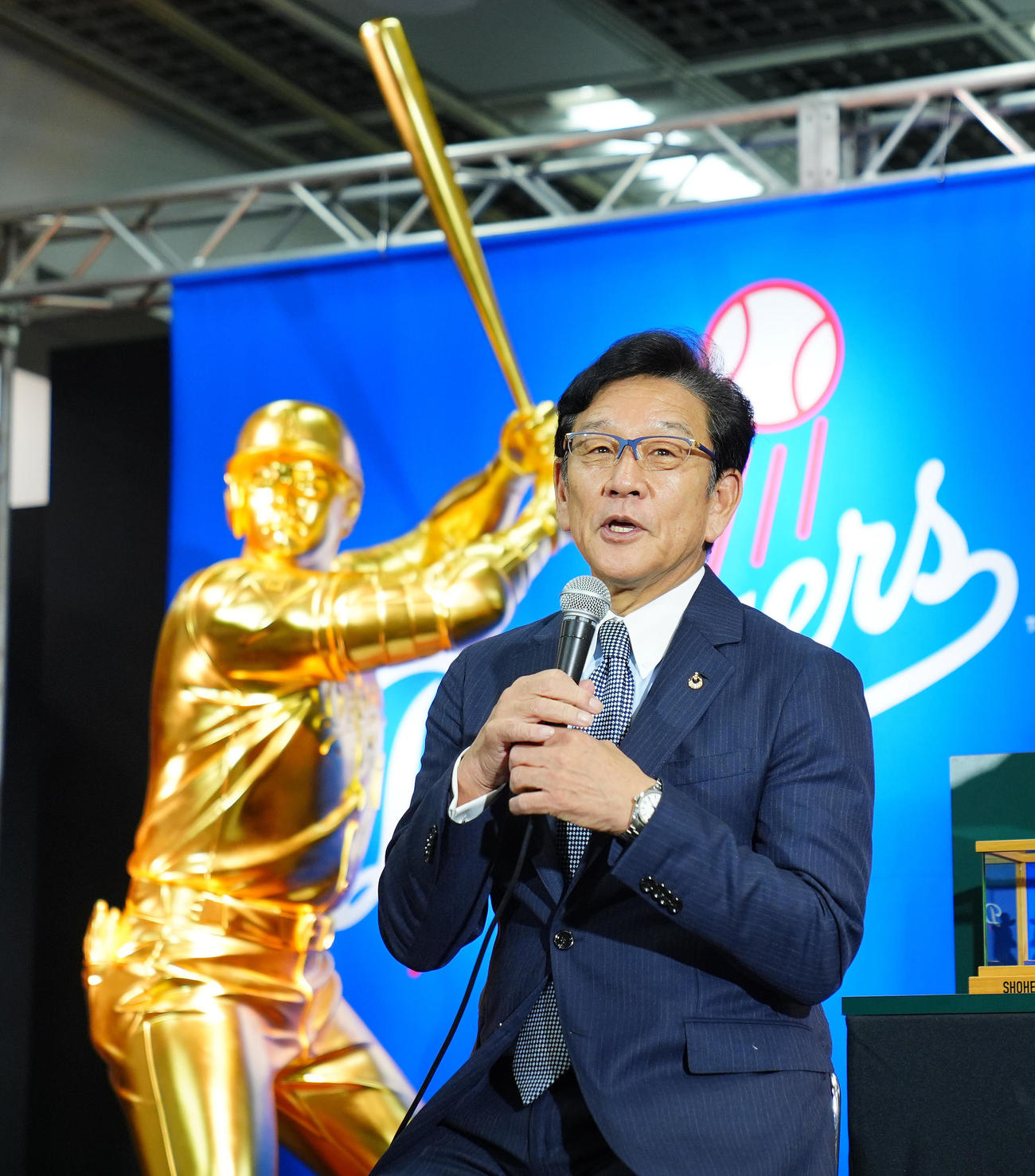 「黄金のバッター　大谷翔平」を背にトークイベントに臨む栗山氏（撮影・垰建太）
