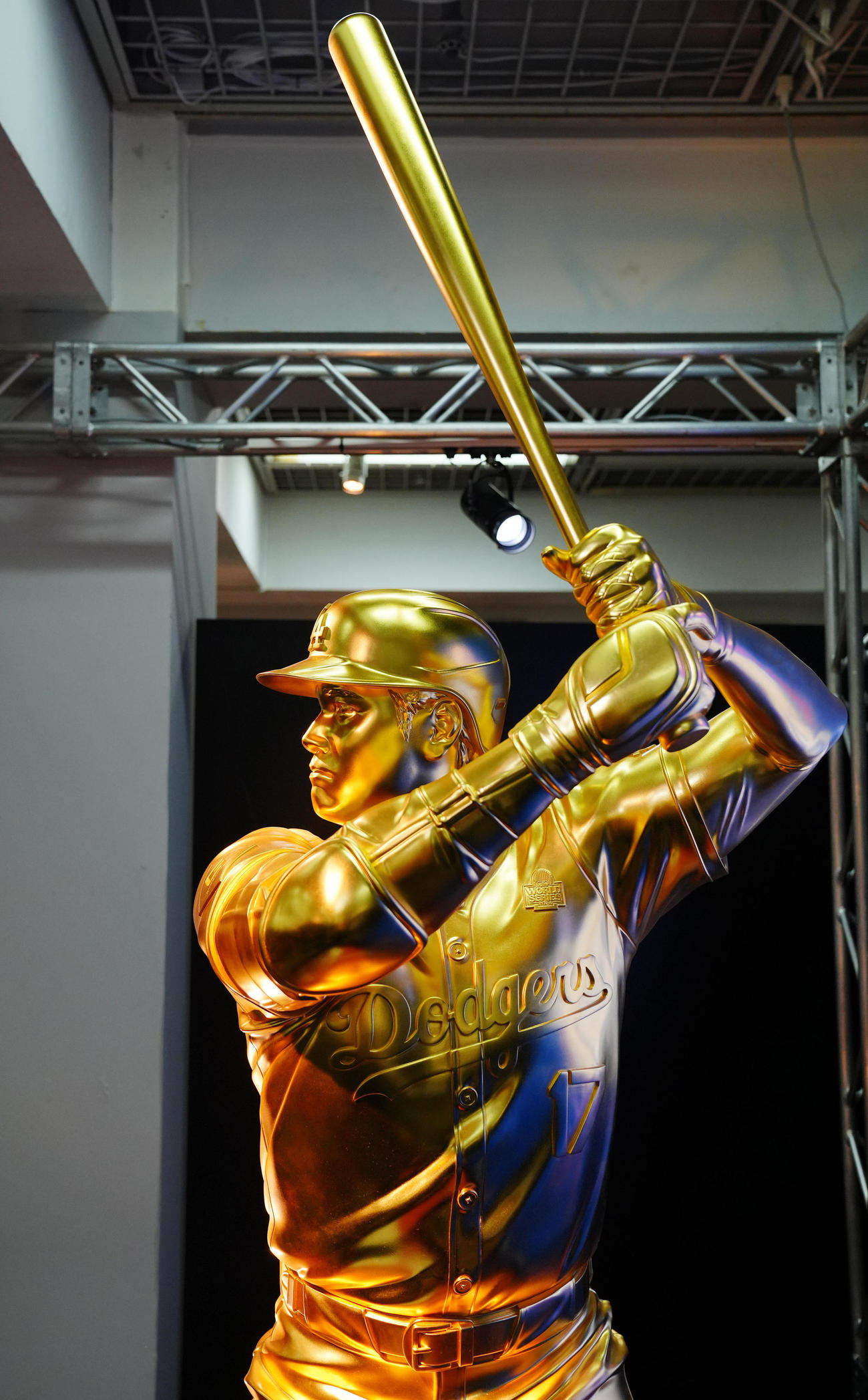 展示されている「黄金のバッター　大谷翔平」（撮影・垰建太）