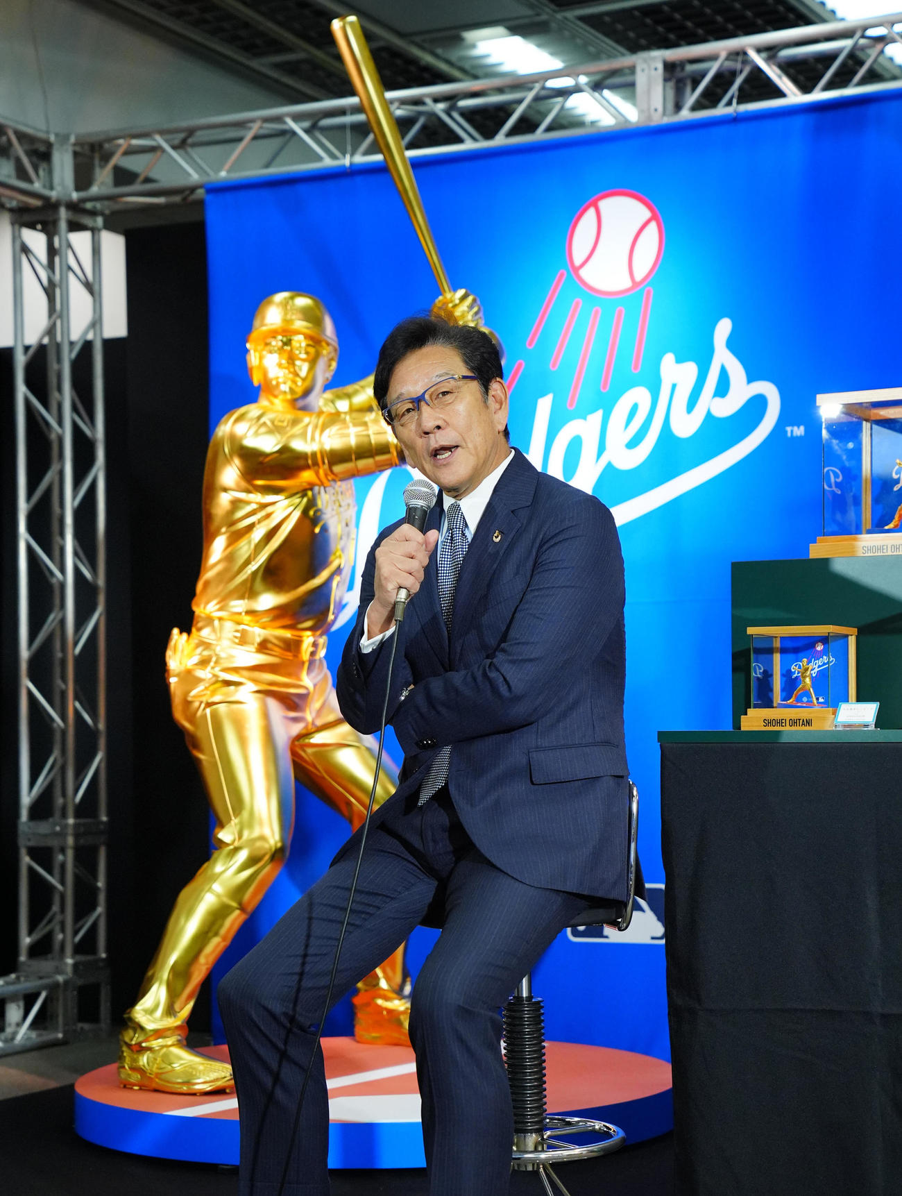 「黄金のバッター　大谷翔平」を背にトークイベントに臨む栗山氏（撮影・垰建太）