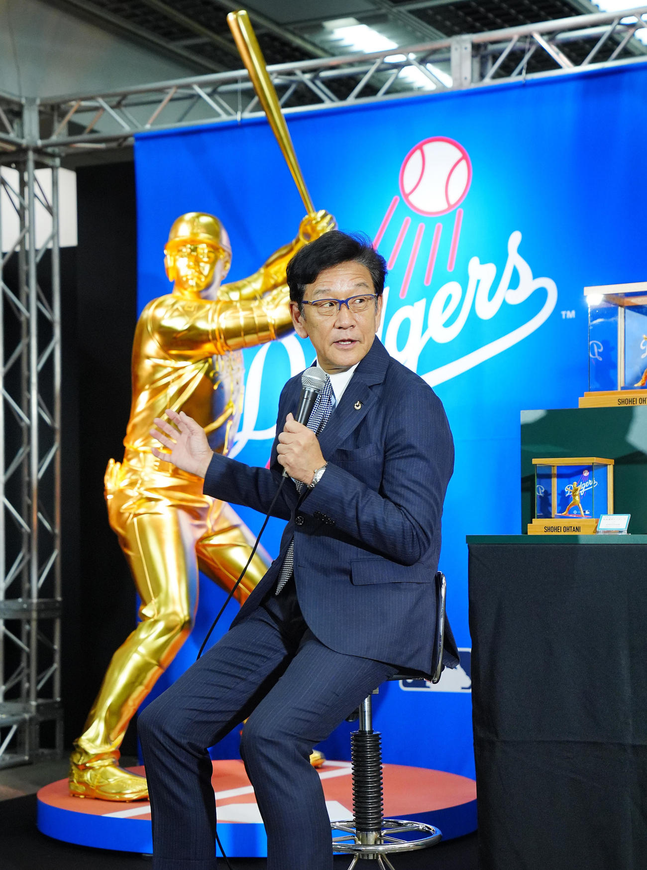 「黄金のバッター　大谷翔平」を背にトークイベントに臨む栗山氏（撮影・垰建太）