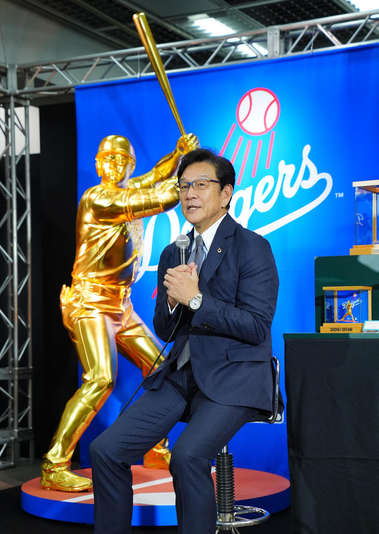 「黄金のバッター　大谷翔平」を背にトークイベントに臨む栗山氏（撮影・垰建太）