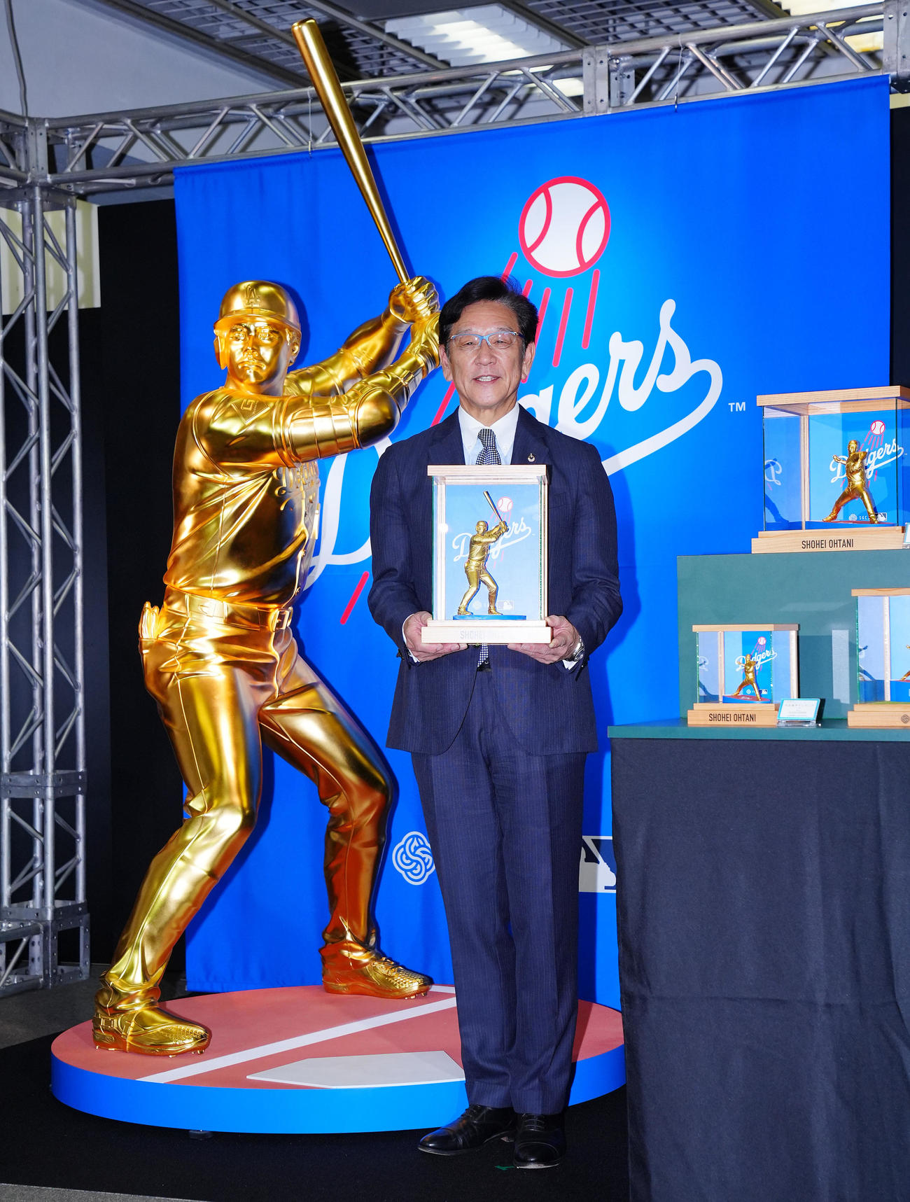 「黄金のバッター　大谷翔平」の隣で写真に納まる栗山氏（撮影・垰建太）