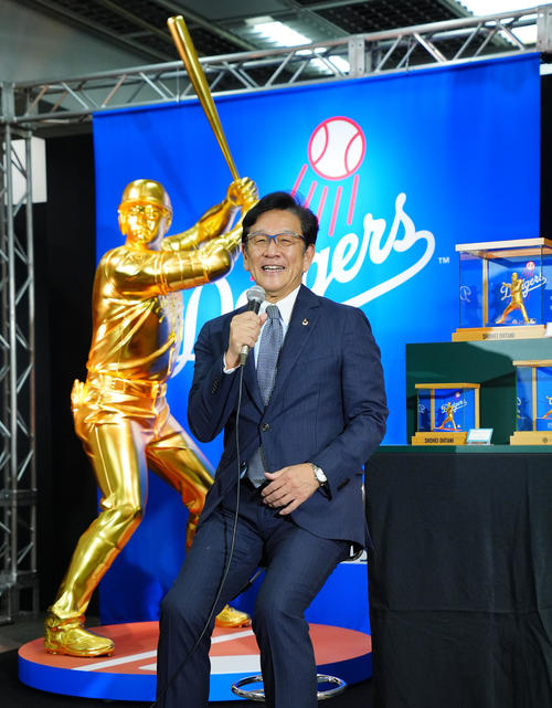 黄金のバッター大谷翔平」お披露目 金箔1550枚つかった等身大の高額