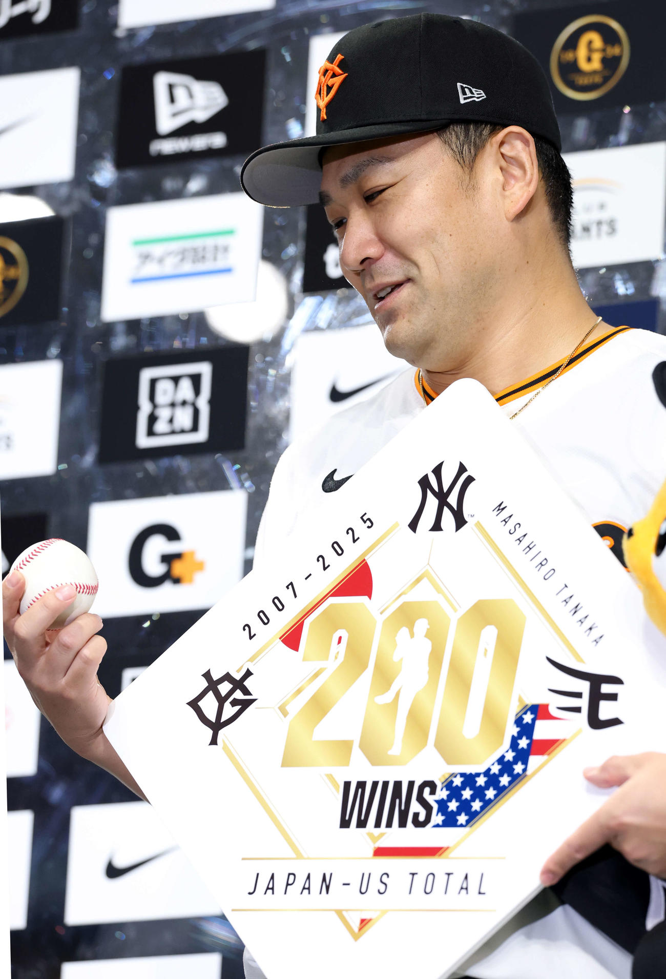 巨人対中日　日米通算200勝を達成した巨人田中将はインタビューでボールを見つめる（撮影（撮影・浅見桂子）