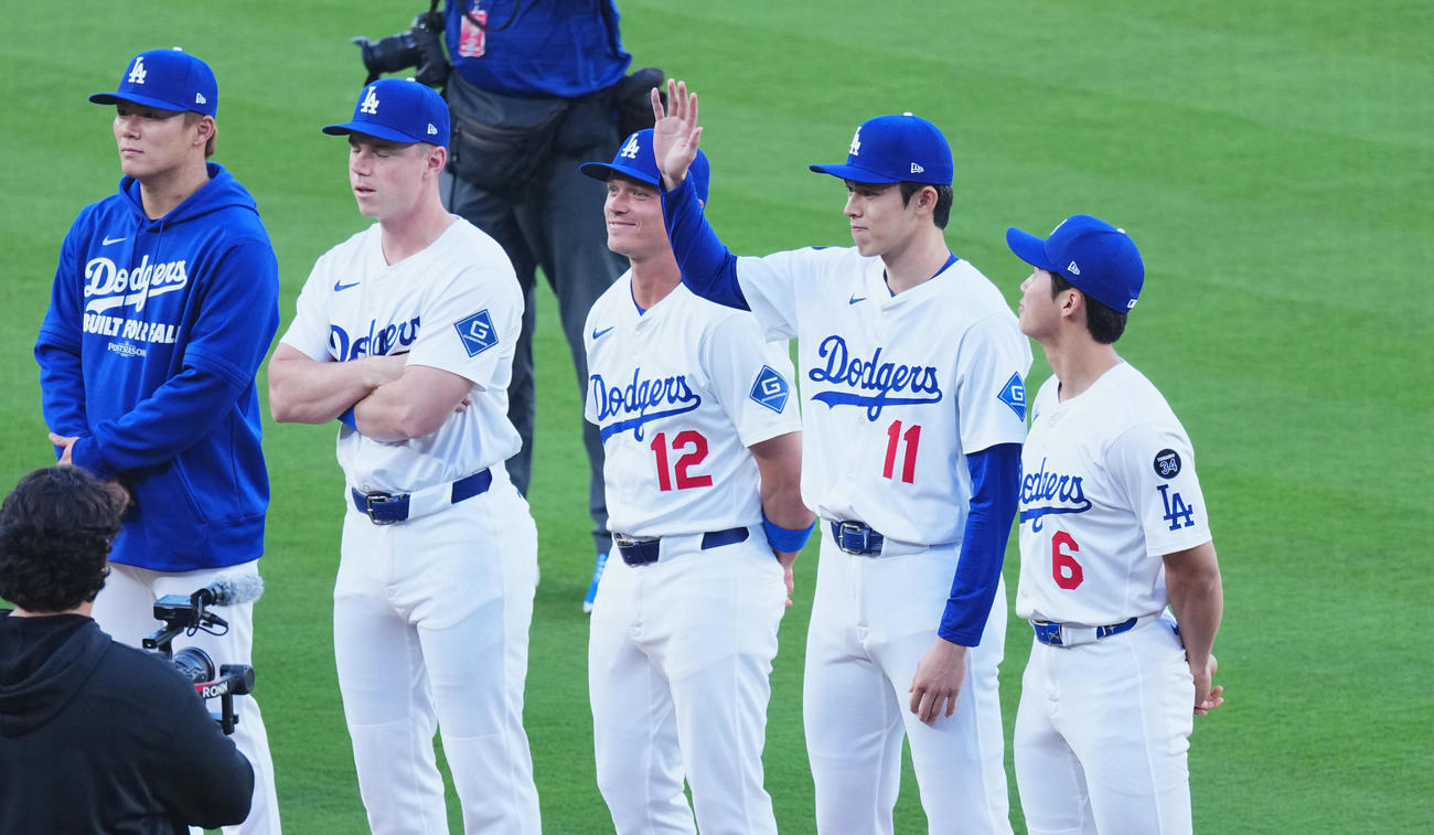 ワイルドカード・ドジャース対レッズ第1戦　試合前のセレモニーで紹介され、手を上げるドジャース佐々木朗希（右から2人目）（撮影・菅敏）