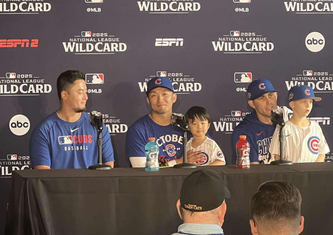 PS初アーチを放った鈴木は長男大翔君と一緒に会見場に登場。左はスタンベリー通訳、右は先発したボイド親子