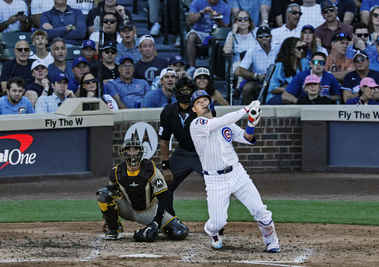 パドレス戦の5回、ソロ本塁打を放つカブス鈴木（共同）